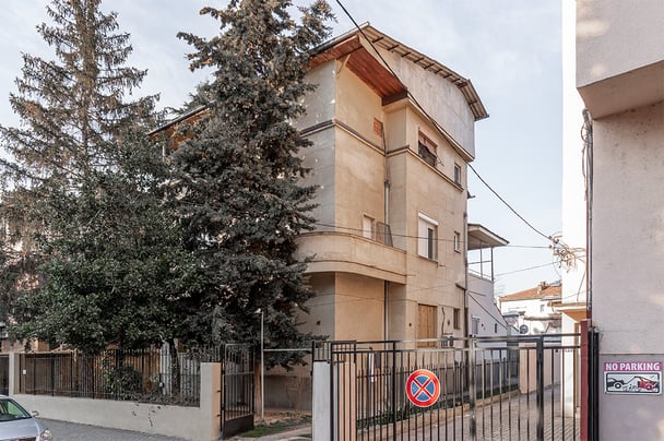Станбена зграда на улица „Дебарца“ бр. 58